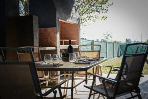 einen Tisch mit Weingläsern und eine Flasche Wein in der Unterkunft Potrero de Garay in Potrero de Garay