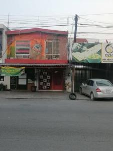 モンテレイにあるRojoMecate estudio artistico en Monterrey Ponienteの路上の建物前に駐車した車