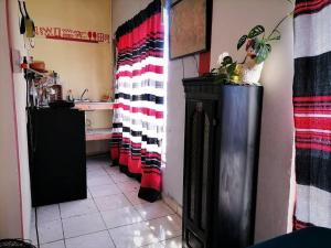 モンテレイにあるRojoMecate estudio artistico en Monterrey Ponienteのカウンター付きのお部屋(赤と白のタオル付)