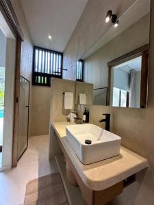 een badkamer met een wastafel en een grote spiegel bij La Bohème Sayulita in Sayulita