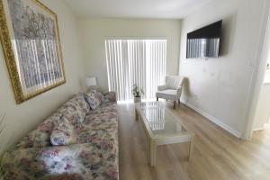 uma sala de estar com um sofá e uma mesa em Airbnb rental em Miami