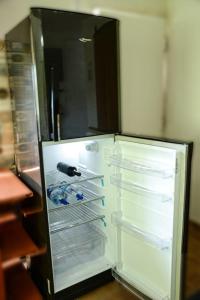 ein leerer Kühlschrank mit offener Tür in einem Raum in der Unterkunft Potrero de Garay in Potrero de Garay