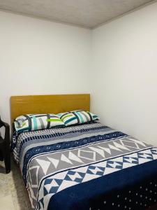 - un lit avec 2 oreillers dans l'établissement Bogotá Kings 302, à Bogotá