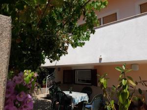 Zahrada ubytování Apartments with parking spaces Vinisce, Trogir - 11075