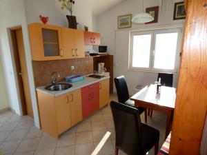 Kuchyň nebo kuchyňský kout v ubytování Apartments with parking spaces Vinisce, Trogir - 11075 + 15 fotografií