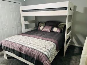 ホット・スプリングスにあるResort Home on .5 Wooded Acres Sleeps up to 12. Firepit for Smores!の白い二段ベッドが備わるドミトリールームのベッド1台分です。