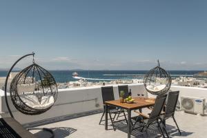 um pátio com uma mesa e cadeiras no telhado em Villa Maro - Luxury Apartment em Naxos Chora