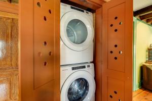 a washing machine and a washer in a room at Victorian New Bern Vacation Rental In Downtown! in New Bern