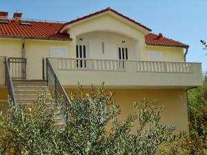 ein weißes Haus mit einem Balkon und einer Treppe in der Unterkunft Apartments by the sea Bol, Brac - 2904 in Bol