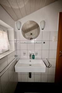 y baño con lavabo blanco y espejo. en Apartment Bol 2904a, en Bol