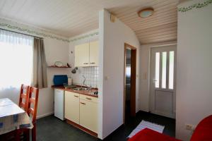 una pequeña cocina con fregadero y mesa en Apartment Bol 2904a, en Bol