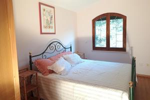 Postel nebo postele na pokoji v ubytování Apartments by the sea Grebastica, Sibenik - 5270