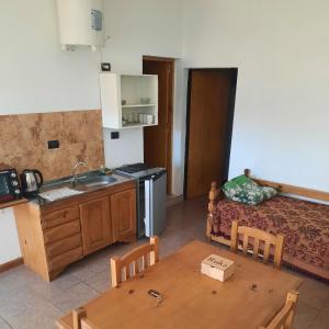 Η κουζίνα ή μικρή κουζίνα στο RUKA Apart