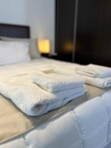 two white towels sitting on top of a bed at Hermoso Departamento en Barrio Jardin in Cordoba