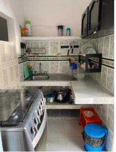 cocina pequeña con fregadero y fogones en APARTAMENTO, en Florencia