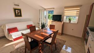 TV a/nebo společenská místnost v ubytování Apartments with parking space Murter - 5100