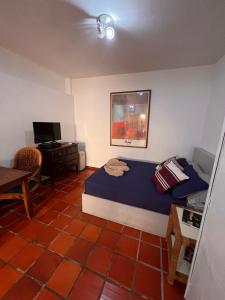 a bedroom with a bed and a table and a desk at Un rinconcito en Pampatar in Pampatar