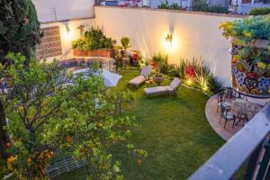 a backyard with a lawn with chairs and a pool at Villa Orbayu B&B Boutique in Cuernavaca