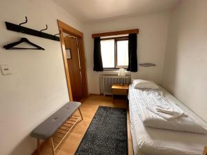 una piccola camera con letto e finestra di Travel Inn a Reykjavik