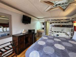 een slaapkamer met een groot bed en een spiegel bij Americas Best Value Inn and Suites Little Rock in Little Rock