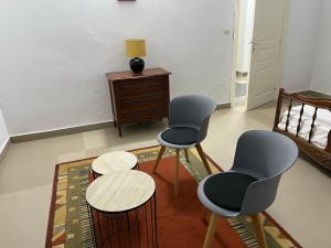 a living room with two chairs and a table at Residence B&B Hibiscus in Dakar