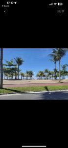 een foto van een weg met palmbomen op de achtergrond bij Belíssimo e completo apto Praia Grande in Praia Grande