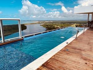 een zwembad met uitzicht op een rivier bij Paiva Flats By Loui in Recife +3 foto's