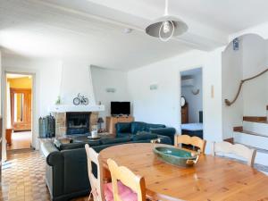 Televisyen dan/atau pusat hiburan di Villa in Taradeau near Vineyards & Beaches