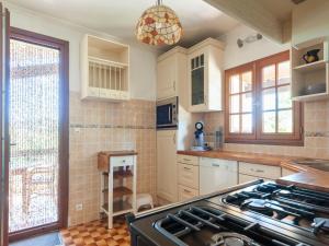 Dapur atau dapur kecil di Villa in Taradeau near Vineyards & Beaches
