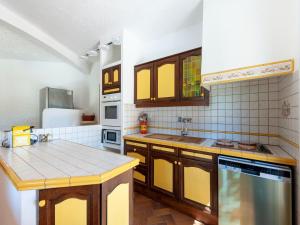 Kuchyňa alebo kuchynka v ubytovaní Villa in Vidauban near Vineyards & Beaches