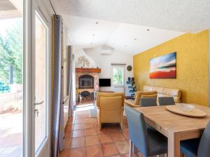 Televízia a/alebo spoločenská miestnosť v ubytovaní Villa in Vidauban near Vineyards & Beaches