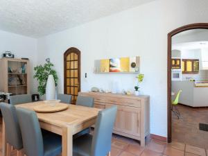 Kuchyňa alebo kuchynka v ubytovaní Villa in Vidauban near Vineyards & Beaches