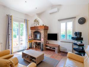 Televízia a/alebo spoločenská miestnosť v ubytovaní Villa in Vidauban near Vineyards & Beaches