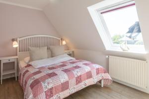 a bedroom with a bed and a window at Pura Vida 2 in Tating
