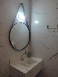 bagno con lavandino e specchio di Apartamento na Praia da Enseada, 100 mt praia a São Francisco do Sul