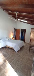 1 dormitorio con 1 cama grande y techo de madera en Temporario Don Jorge en Formosa