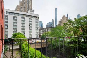 - un balcon offrant une vue sur la ville dans l'établissement 48-3RW Brand New 1BR Prime Hells Kitchen - W D, à New York