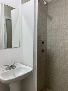 Container Inn Hotel Aeropuerto的一间浴室