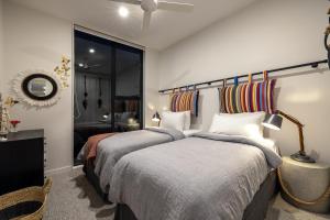 Letto o letti in una camera di Wavesong - Coast & Country