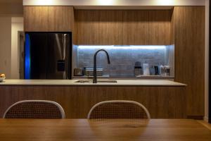 Cucina o angolo cottura di Wavesong - Coast & Country