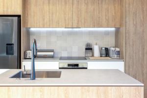 Cucina o angolo cottura di Wavesong - Coast & Country
