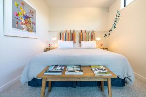 Letto o letti in una camera di Wavesong - Coast & Country