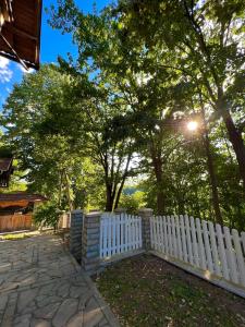 une clôture blanche avec des arbres en arrière-plan dans l'établissement Konaci Nikola Banja Vrujci, à Gornja Toplica