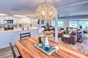 eine Küche und ein Wohnzimmer mit einem Holztisch und einem Esszimmer in der Unterkunft Lush Waterfront, FamFriendly Home w/ Amazing Views! in Lake Havasu City