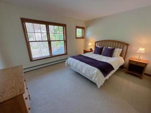Tempat tidur dalam kamar di SH3 Luxurious Stonehill Townhouse in Bretton Woods with Magnificent View
