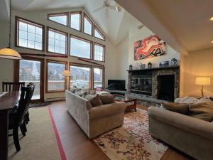 Гостиная зона в SH3 Luxurious Stonehill Townhouse in Bretton Woods with Magnificent View