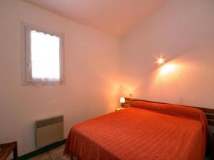 Ένα ή περισσότερα κρεβάτια σε δωμάτιο στο Chalet confortable avec cheminée et animaux admis à Usson-en-Forez - FR-1-496-163