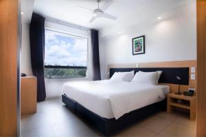 Rúm í herbergi á Cassowary Hotel