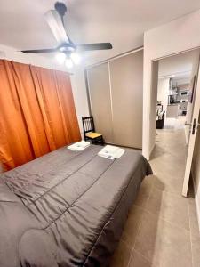 1 dormitorio con 1 cama y ventilador de techo en Lumiere apartments 5- Departamento en complejo residencial en El Challao