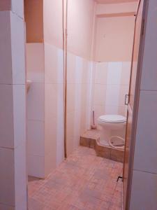 łazienka z toaletą i kabiną prysznicową w obiekcie Hotel Meurah Mulia Syariah w mieście Banda Aceh
